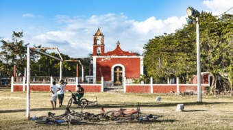 Photo d'une église mexicaine avec des enfants et leur vélo devant