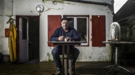 Homme assis sur une chaise, regardant devant lui