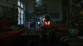 homme dans son salon, fumant une cigarette et buvant un café